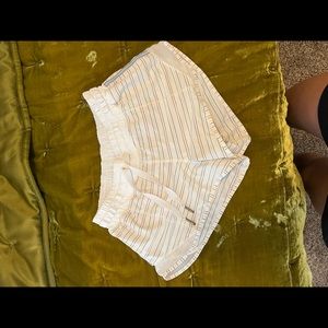 Lulu Lemon Hotty Hot Mid Rise Lined Shorts 2.5” White with teal and gray detail